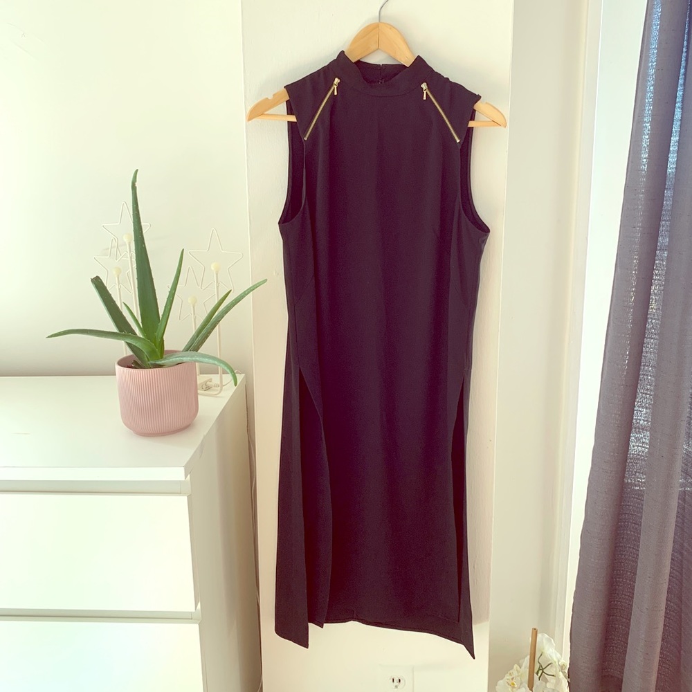 Nwot. Black sleeveless tunic